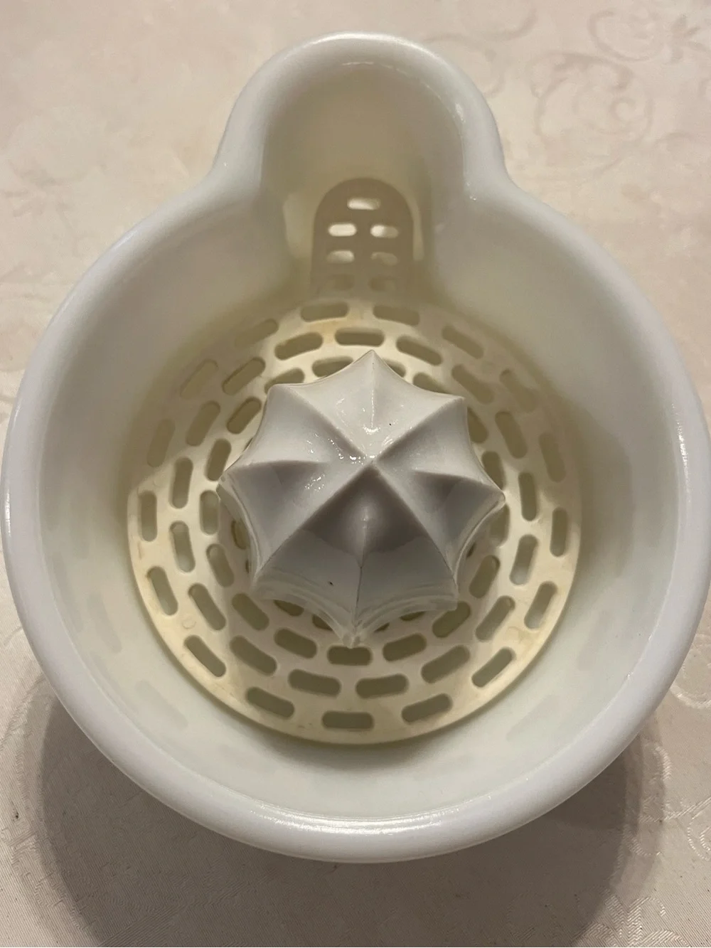 Milk glass Manual Citrus Juicer with Built-In Strainer